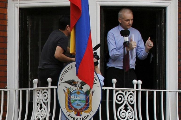 Wikileaks founder Julian Assange gestures as he speaks from the balcony of Ecuador's embassy, where he is taking refuge as a police officer stands guard beneath, in London in this file picture taken August 19, 2012. The Metropolitan Police have announced they are withdrawing their round the clock guard of the embassy. REUTERS/Chris Helgren