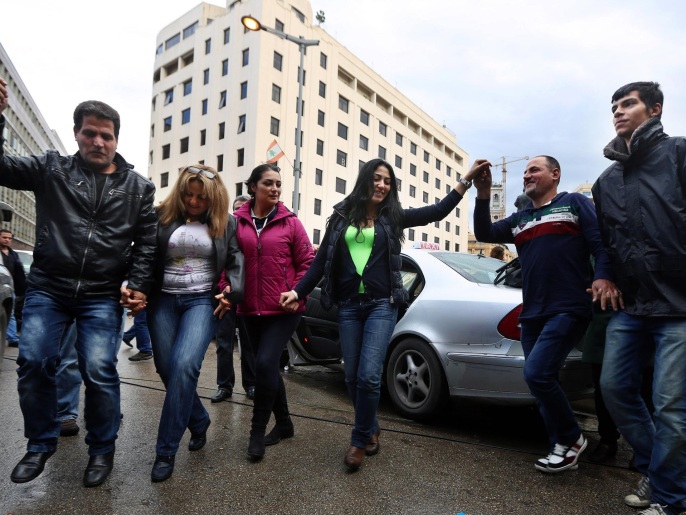 ذوو العسكريين اللبنانيين الأسرى يرقصون في بيروت احتفالا بالإفراج عن أبنائهم (أسوشيتد برس)