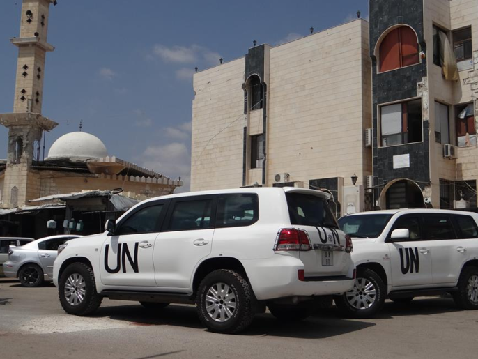 ‪وفد الأمم المتحدة أثناء اجتماع سابق بين النظام والمعارضة في حي الوعر بحمص‬ (الجزيرة)
