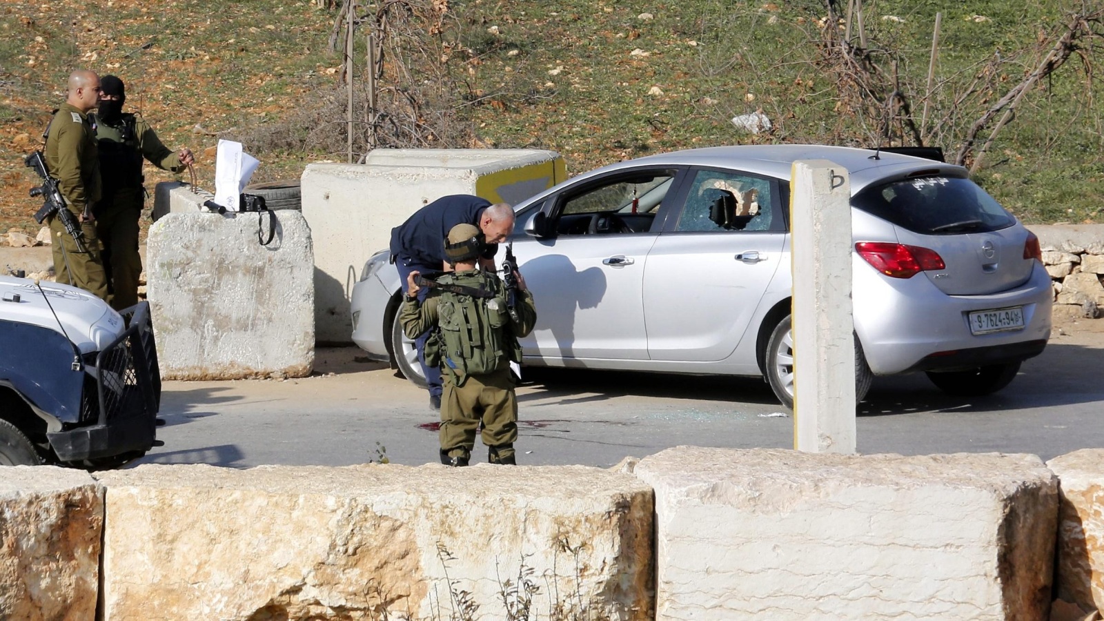 ‪سيارة الشهيد عيسى الحروب الذي يزعم الاحتلال أنه حاول دعس جنوده اليوم‬ (الأوروبية)