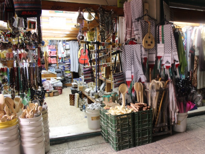 ‪أحد المحال التجارية بالقدس القديمة من دون متسوقين بسبب الوضع الأمني المتوتر‬  (الجزيرة)