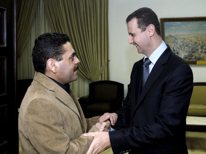 الأسد يرحب بالقنطار عقب إطلاق سراحه من السجون الإسرائيلية عام 2008 (رويترز)