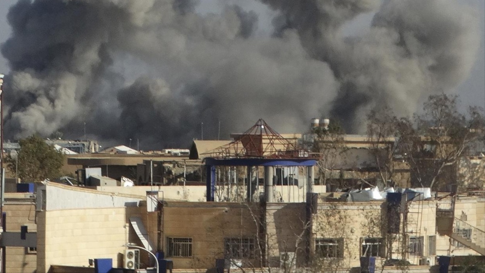 ‪دخان متصاعد من مواقع لتنظيم الدولة بالرمادي بعد ضربات لطيران التحالف‬ (أسوشيتد برس- أرشيف)