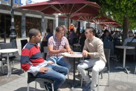 سليم (يمين الصورة) مع أصدقائه في إحدى المقاهي/ العاصمة تونس/ديسمبر/كانون الأول 2015
