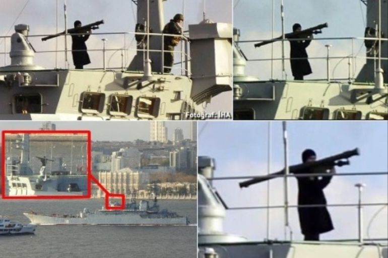 صور بثها ناشطون لعسكري روسي يحمل قاذفة صواريخ على سفينة عسكرية روسية وتوجيهها نحو إسطنبول وهو على متن سفينة حربية روسية أثناء عبورها مضيق "البوسفور