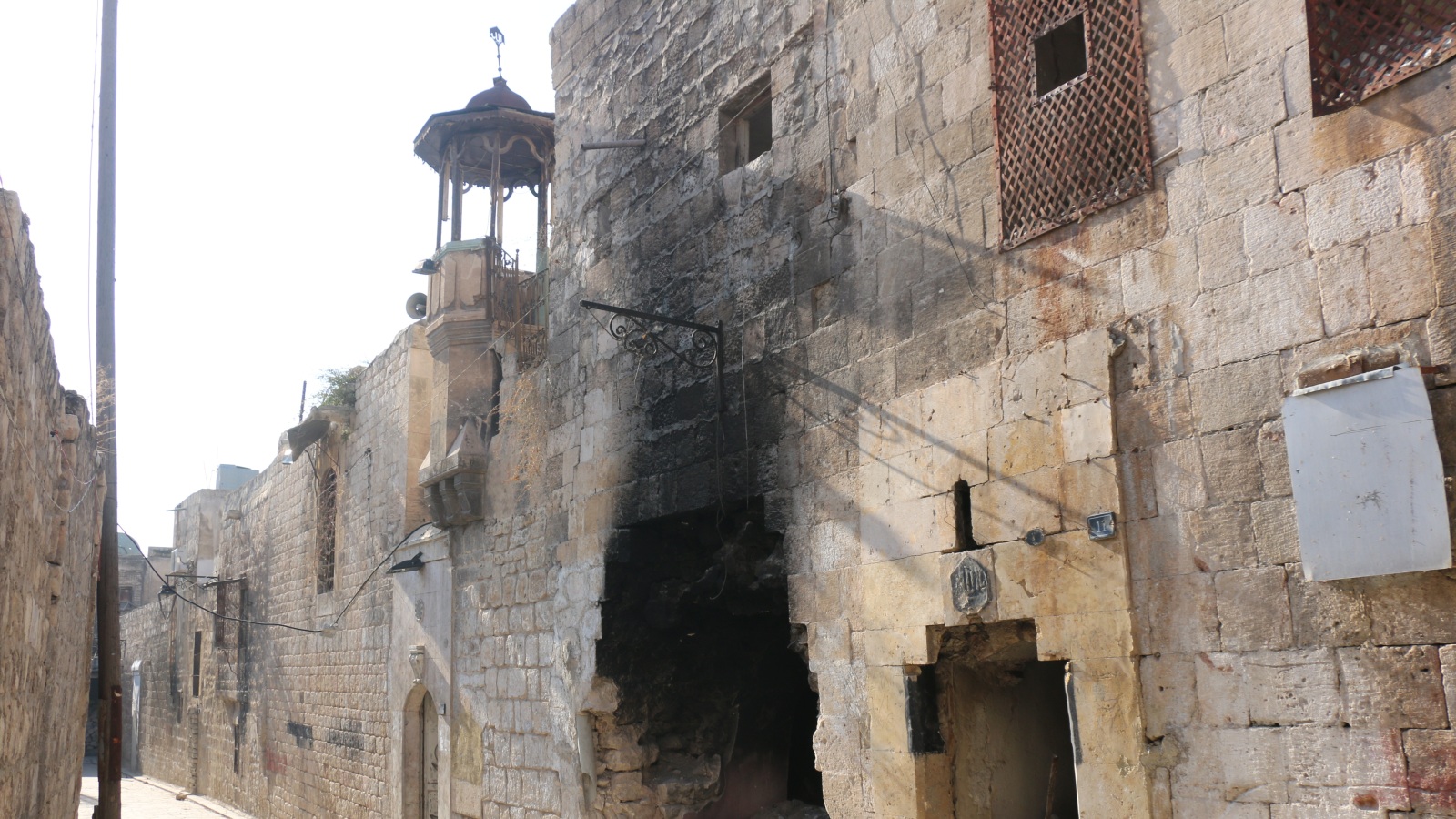 مسجد الحبيسي لم يسلم من قصف النظام الحاكم لمدينة حلب القديمة(الجزيرة)