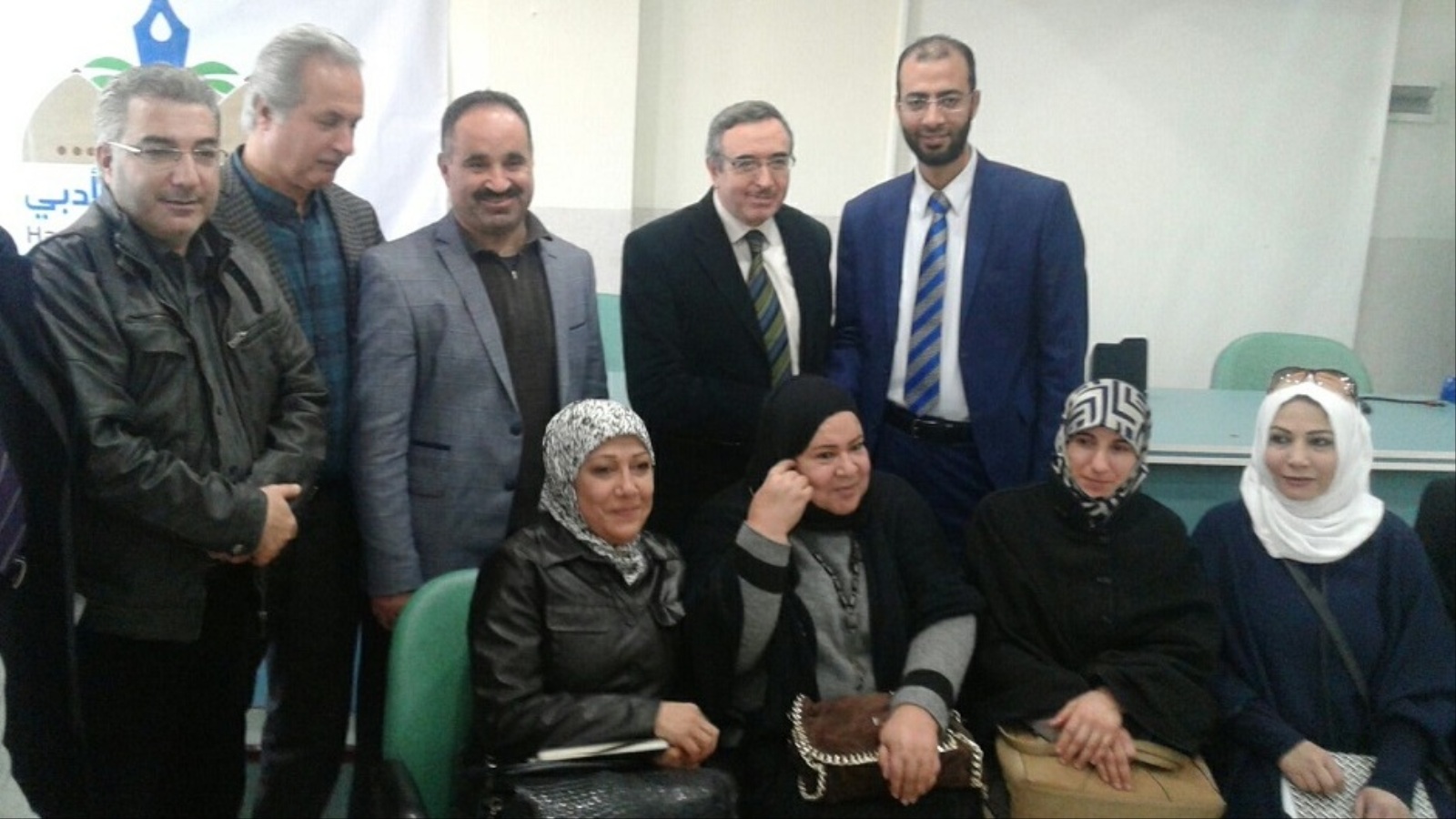 ‪صورة تجمع أعضاء الهيئة التأسيسية لملتقى حران الأدبي‬ (الجزيرة)