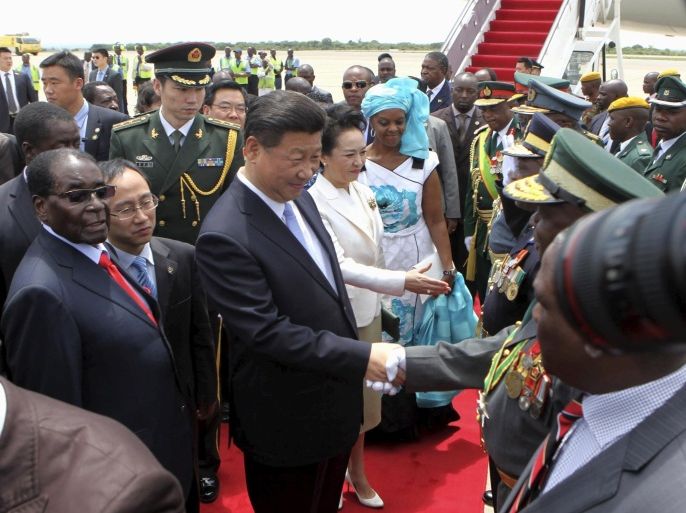Chinese President Xi Jinping (3rd L) and his wife Peng Liyuan (4th L) greet dignitaries as Zimbabwean President Robert Mugabe (L) looks on in Harare, December 1, 2015. REUTERS/Philimon Bulawayo