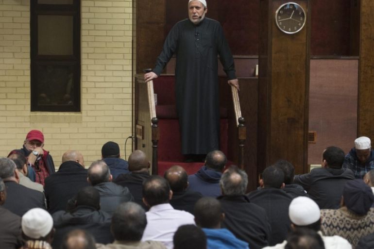 Imam Johari Abdul-Malik (top) delivers a sermon during a Friday prayer service at Dar Al-Hijrah Mosque in Falls Church, Virginia, USA, 04 December 2015. The mosque was the site of an alleged hate crime in November, with authorities charging a man with leaving a fake bomb at the mosque. The mosque invited members of the US Congress to attend Friday prayers, express solidarity with the Muslim American community and denounce acts of intolerance and Islamophobia.