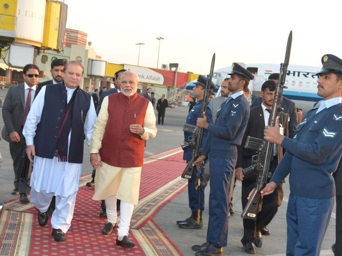 Pakistani Prime Minister Nawaz Sharif (L) walks with his Indian counterpart Narendra Modi after Modi's arrival in Lahore, Pakistan, December 25, 2015. Modi arranged his landmark visit to Pakistan - the first by an Indian leader in a decade, at the last minute on Friday, a Pakistani official said. REUTERS/Press Information Department (PID)/Handout via Reuters ATTENTION EDITORS - FOR EDITORIAL USE ONLY. NOT FOR SALE FOR MARKETING OR ADVERTISING CAMPAIGNS. THIS IMAGE HAS BEEN SUPPLIED BY A THIRD PARTY. IT IS DISTRIBUTED, EXACTLY AS RECEIVED NO RESALES. NO ARCHIVE TPX IMAGES OF THE DAY