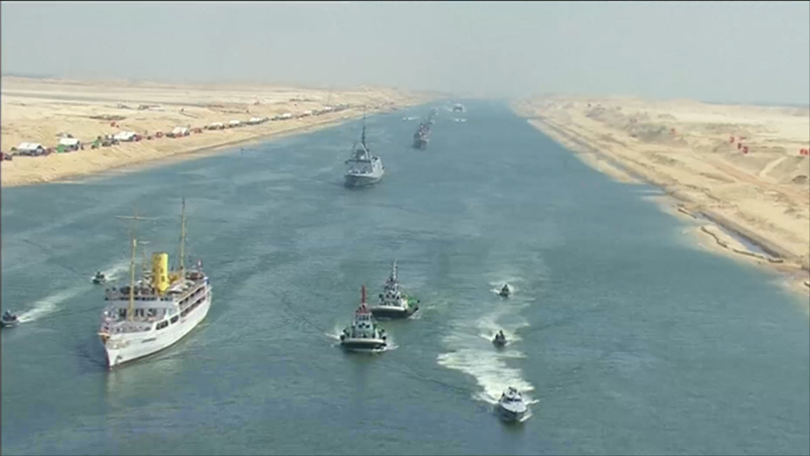 إيرادات قناة السويس انخفضت رغم افتتاح التفريعة الجديدة (الجزيرة)