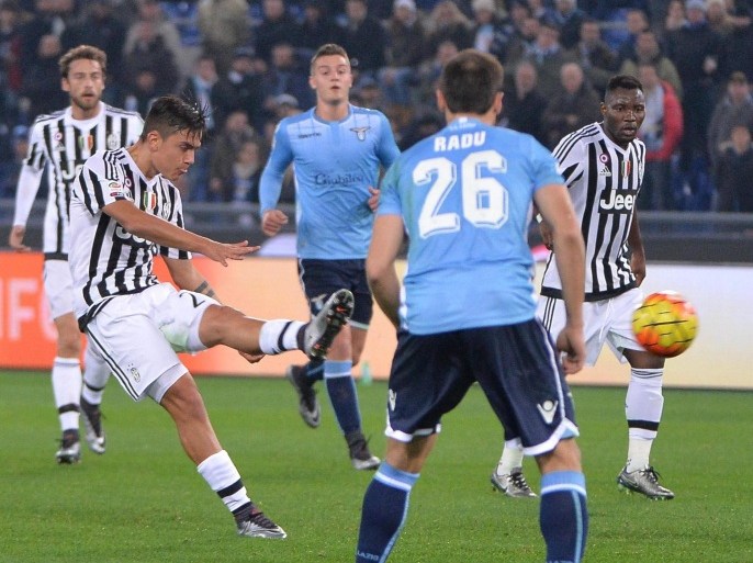 Juventus' Paulo Dybala (L) scores a goal during the Italian Serie A soccer match SS Lazio vs Juventus FC at Olimpico stadium in Rome, Italy, 04 December 2015.