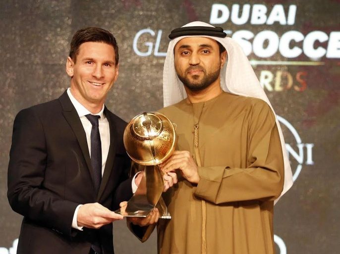 MN1087 - Dubai, -, UNITED ARAB EMIRATES : A handout picture made available on December 27, 2015 shows Barcelona striker Lionel Messi (L) receiving the trophy for best player of the year during the Dubai Globe Soccer award at the end of the Dubai International Sports Conference on December 27, 2015 in the United Arab Emirate of Dubai. AFP PHOTO / HO / GLOBE SOCCER == RESTRICTED TO EDITORIAL USE - MANDATORY CREDIT "AFP PHOTO / HO / GLOBE SOCCER - NO MARKETING NO ADVERTISING CAMPAIGNS - DISTRIBUTED AS A SERVICE TO CLIENTS FROM ALTERNATIVE SOURCES ==