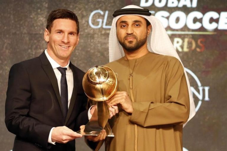 MN1087 - Dubai, -, UNITED ARAB EMIRATES : A handout picture made available on December 27, 2015 shows Barcelona striker Lionel Messi (L) receiving the trophy for best player of the year during the Dubai Globe Soccer award at the end of the Dubai International Sports Conference on December 27, 2015 in the United Arab Emirate of Dubai. AFP PHOTO / HO / GLOBE SOCCER == RESTRICTED TO EDITORIAL USE - MANDATORY CREDIT "AFP PHOTO / HO / GLOBE SOCCER - NO MARKETING NO ADVERTISING CAMPAIGNS - DISTRIBUTED AS A SERVICE TO CLIENTS FROM ALTERNATIVE SOURCES ==