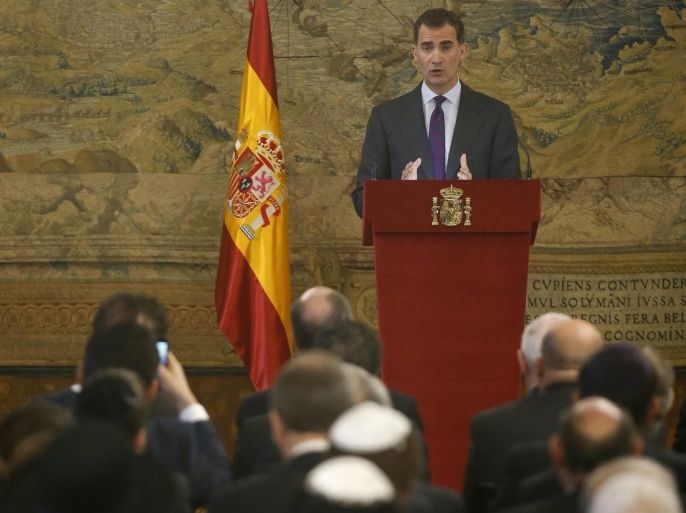 Spain's King Felipe delivers a speech during a ceremony celebrating a law through which Sephardic Jews, that can prove that they are descendants of the Sephardic Jews expelled from Spain in 1492 and that maintain a special relationship with Spain, can apply for Spanish citizenship, at the Royal Palace in Madrid, Spain November 30, 2015. REUTERS/Andrea Comas