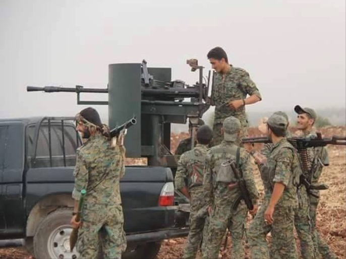 ‪‬ عناصر من وحدات حماية الشعب الكردية في ريف حلب الشرقي(الجزيرة)
