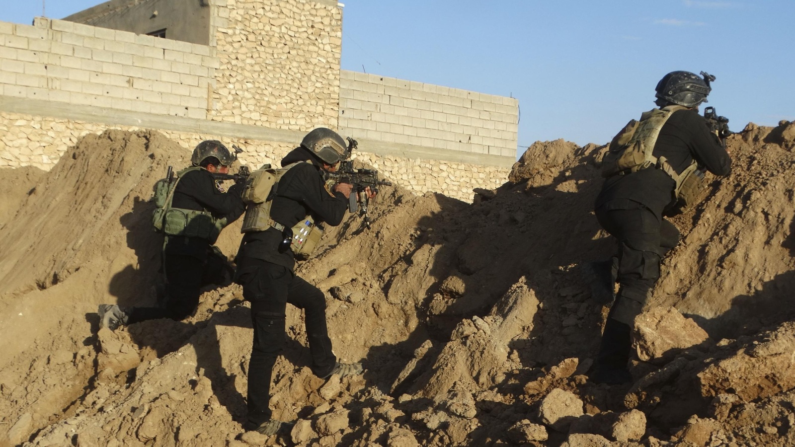 عناصر من الجيش العراقي يتخذون مواقعهم القتالية لمواجهة تنظيم الدولة خارج الرمادي (أسوشيتد برس)