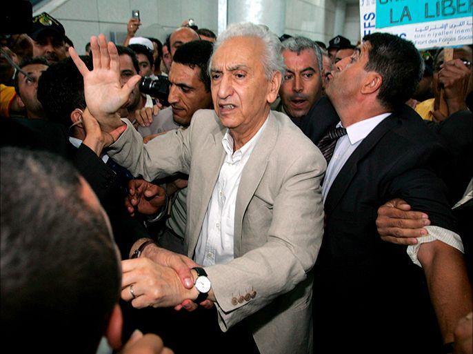 epa01106376 Algerian opposition leader Hocine Ait Ahmed (C) a Swiss-based veteran politician and president of the Socialist Forces Front (FFS) arrives at the Houari Boumediene Airport in Algiers, 01 September 2007 from voluntary exile in Switzerland, to take part in the fourth congress of his party. EPA/MOHAMED MESSARA