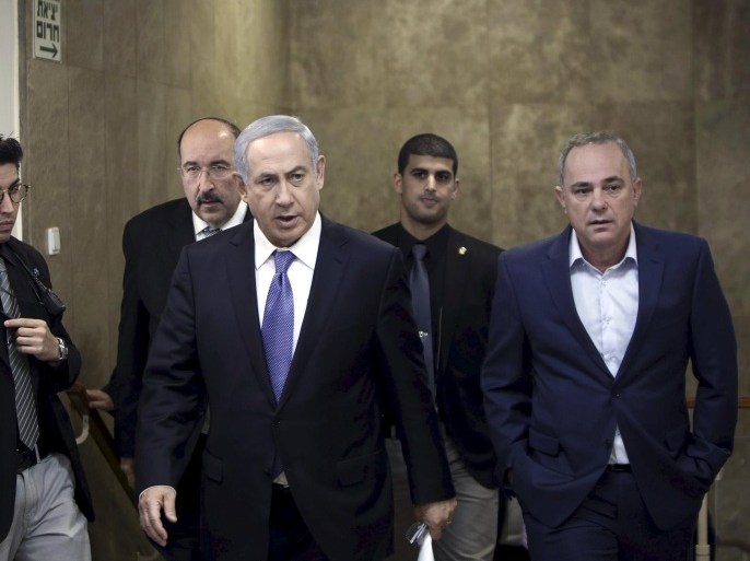 Israel's Prime Minister Benjamin Netanyahu (C) and Energy and Infrastructure Minister Yuval Steinitz (R) arrive to their weekly cabinet meeting in Jerusalem November 22, 2015. REUTERS/Gali Tibbon/Pool