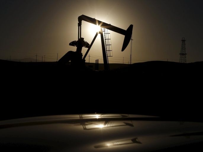 A pump jack is seen at sunrise near Bakersfield, California in this October 14, 2014 file photo. With oil, copper and coal trading around their lowest levels since the global financial crisis, some investors are betting that the bottom may be close for these critical commodities and have increased their long positions in the market. REUTERS/Lucy Nicholson/Files