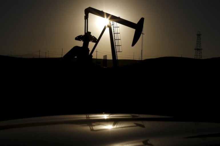 A pump jack is seen at sunrise near Bakersfield, California in this October 14, 2014 file photo. With oil, copper and coal trading around their lowest levels since the global financial crisis, some investors are betting that the bottom may be close for these critical commodities and have increased their long positions in the market. REUTERS/Lucy Nicholson/Files