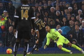 JR370 - Liverpool, Merseyside, UNITED KINGDOM : Leicester City's Algerian midfielder Riyad Mahrez (2nd R) scores a penalty past Everton's US goalkeeper Tim Howard to open the scoring in the English Premier League football match between Everton and Leicester City at Goodison Park in Liverpool, north west England on December 19, 2015. AFP PHOTO / PAUL ELLIS