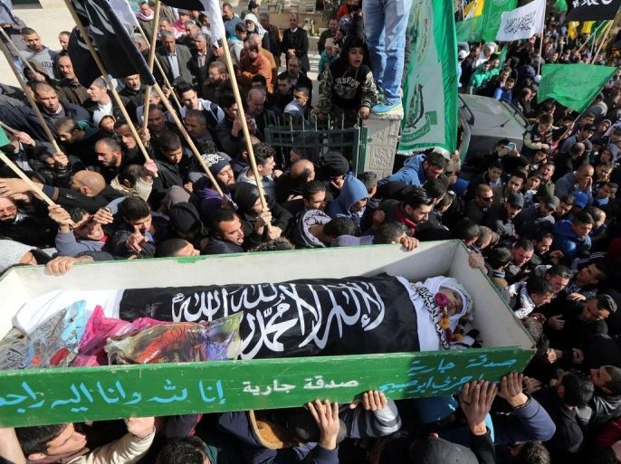 مئات الفلسطينيين قرب مدينة القدس يشيعون الثلاثاء الماضي جنازة شبان قتلوا برصاص الاحتلال