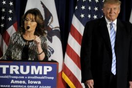 U.S. Republican presidential candidate Donald Trump (R) as Former Alaska Gov. Sarah Palin endorses him at a rally at Iowa State University in Ames, Iowa January 19, 2016. REUTERS/Mark Kauzlarich