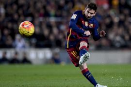 JL016 - Barcelona, -, SPAIN : Barcelona's Argentinian forward Lionel Messi takes a free kick during the Spanish league football match FC Barcelona vs Athletic Club Bilbao at the Camp Nou stadium in Barcelona on January 17, 2016. AFP PHOTO/ JOSEP LAGO