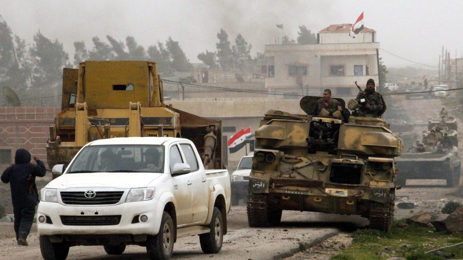 ‪القوات النظامية السورية أثناء توغلها قبل نحو عام في بلدة دير العدس بدرعا‬ (الأوروبية-أرشيف)