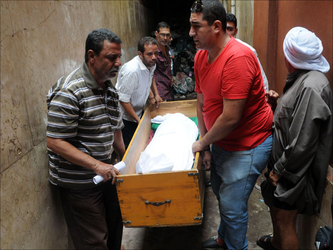 جثمان أحد المنتمين لجماعة الإخوان المسلمين يُحمل إلى خارج مشرحة في القاهرة(الأوروبية)
