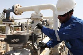 A worker adjusts a valve of an oil pipe at Taq Taq oil field in Arbil, in Iraq's Kurdistan region, August 16, 2014. Picture taken August 16, 2014. REUTERS/Azad Lashkari (IRAQ - Tags: ENERGY BUSINESS COMMODITIES)