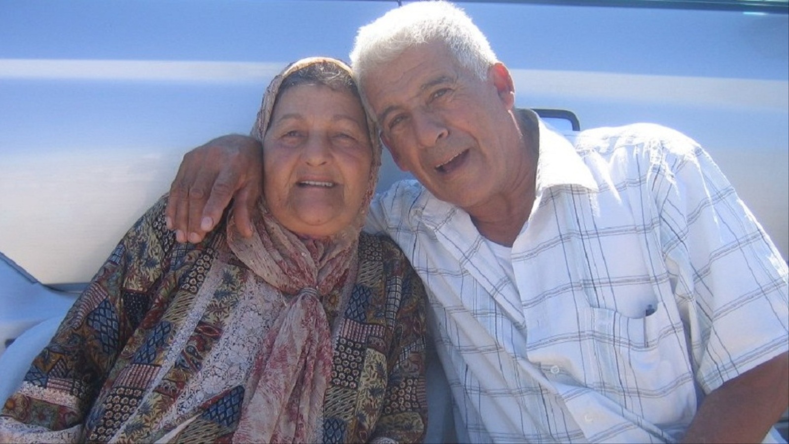 السوري أبو عمر (75 عاما) حاول مرارا الوصول إلى أوروبا برفقة زوجته (65عاما) (الجزيرة)