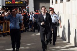 Barcelona forward Lionel Messi (2nd R) arrives in court to answer charges of tax evasion in Gava September 27, 2013. Barcelona forward Lionel Messi and his father Jorge have paid five million euros ($6.6 million) as a "corrective payment" to the Spanish authorities after they were accused in June of filing false tax returns, a court statement said on September 4. REUTERS/Albert Gea (SPAIN - Tags: SPORT SOCCER BUSINESS CRIME LAW)