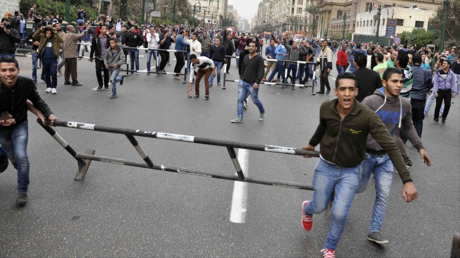 متظاهرون في شارع رمسيس خلال الذكرى الرابعة لثورة 25 يناير/كانون الثاني 2015 (الجزيرة)