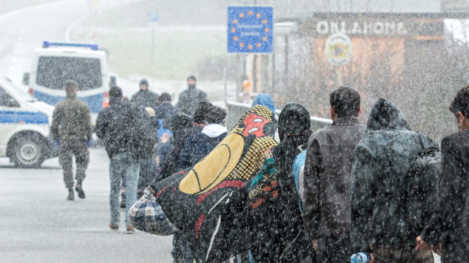 ‪لاجئون أمام الحدود النمساوية الألمانية في ظروف مناخية صعبة‬ (الأوروبية)
