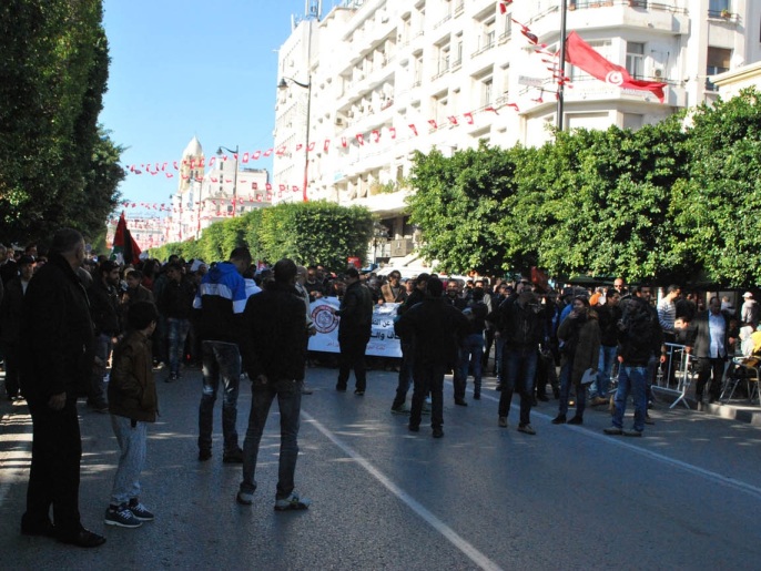 ‪جانب من احتجاجات معطلين عن العمل وسط العاصمة‬ (الجزيرة)