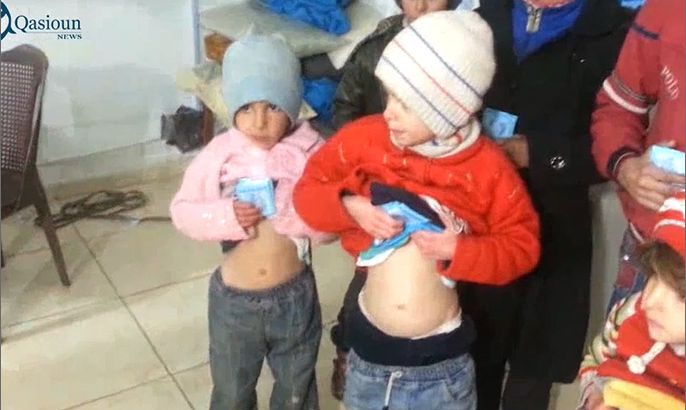أطفال مضايا يتناولون الملح بالمشفى الميداني