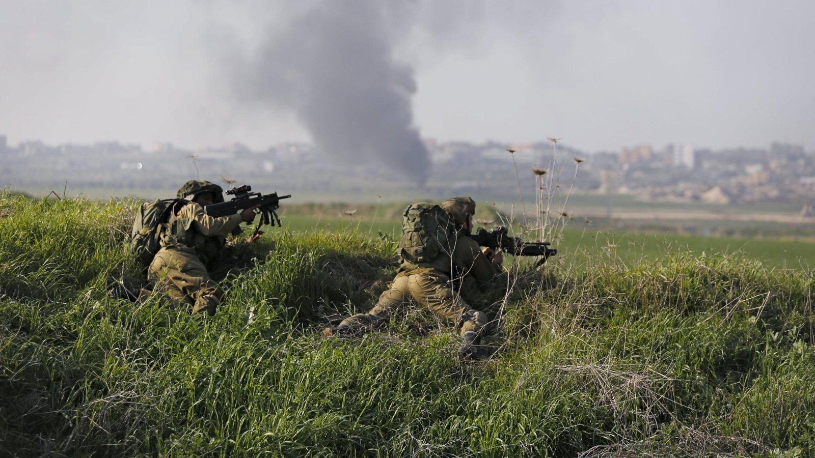 قوات من الجيش الإسرائيلي على الحدود مع قطاع غزة (رويترز)