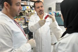الدكتور نايف مظلوم (وسط) في المختبر مع أعضاء في فريقه البحثي المصدر: وايل كورنيل للطب - قطر