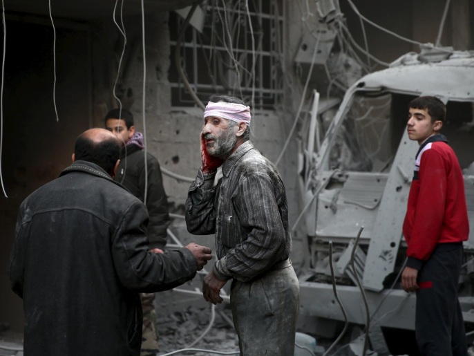 ‪‬ أحد ضحايا القصف الجوي في ريف دمشق(رويترز)
