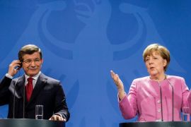 German Chancellor Angela Merkel (R and Turkish Prime Minister Ahmet Davutoglu (L) attend a press conference at the German Chancellery in Berlin, Germany, 22 January 2016. The talks during the first Turkish-German governmental consultations focus on topics such as fighting terrorism and refugee politics.