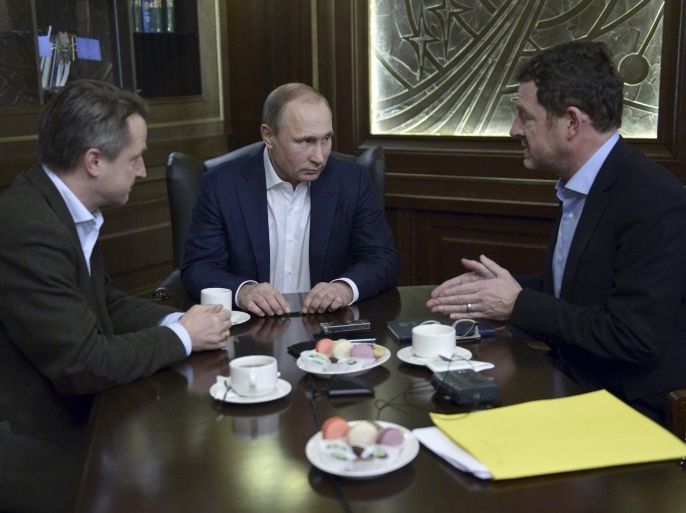 Russian President Vladimir Putin (C) gives an interview to Kai Diekmann (R), chief editor of Germany's Bild newspaper, and Nikolaus Blome, Bild deputy editor, at the Bocharov Ruchei state residence in Sochi, Russia, January 5, 2016. Picture taken January 5, 2016. REUTERS/Alexey Nikolsky/Sputnik/Kremlin ATTENTION EDITORS - THIS IMAGE HAS BEEN SUPPLIED BY A THIRD PARTY. IT IS DISTRIBUTED, EXACTLY AS RECEIVED BY REUTERS, AS A SERVICE TO CLIENTS.