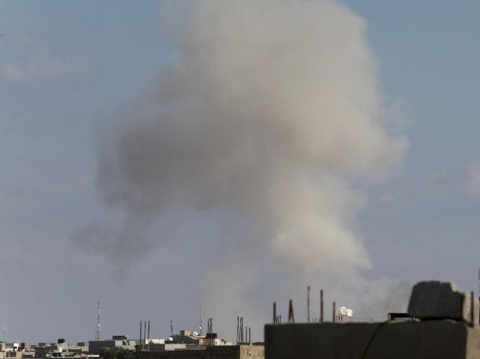 Smoke billows in the sky after a warplane belonging to Libyan pro-government forces bombed sites occupied by the Shura Council of Libyan Revolutionaries, an alliance of former anti-Gaddafi rebels, who have joined forces with the Islamist group Ansar al-Sharia, in Benghazi, Libya December 27, 2015. REUTERS/Esam Omran Al-Fetori