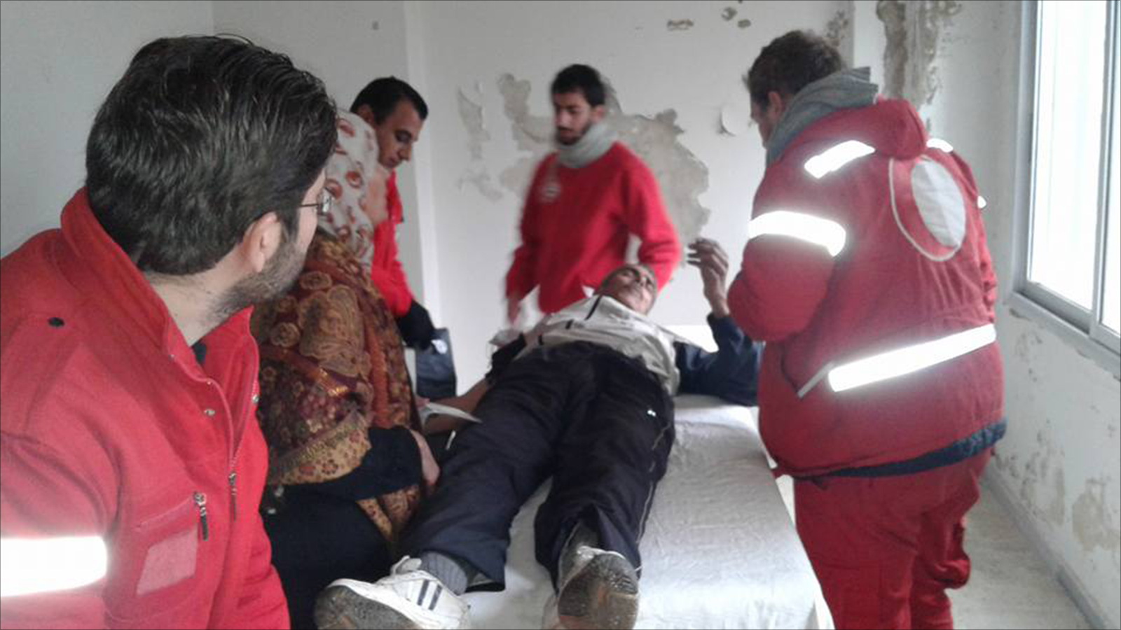 ‪فرق الهلال الأحمر في مضايا تكشف على المرضى والمصابين بالبلدة‬ (ناشطون)