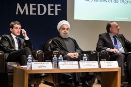 Iranian President Hassan Rouhani (C), french prime minister Manuel Valls (L) and French employers' association, MEDEF, president Pierre Gattaz (R) during a business meeting in Paris 28 January 2016. Rouhani is making the first state visit to Europe by an Iranian president in sixteen years following the lifting of sanctions against his country.
