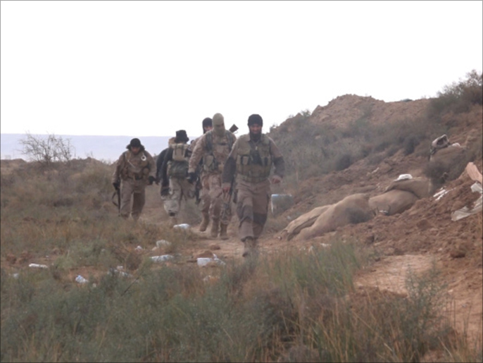 صورة بثها ناشطون لمقاتلين من تنظيم الدولة في دير الزور  