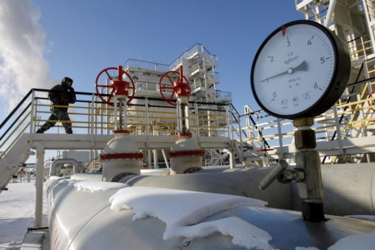 (FILE) A file photo dated 21 February 2007 showing a general view of Yuganskneftegaz pumping station in Priobskoe oilfield some 200 km from Nefteyugansk, Russia. Russian oil production increased to an average of 10.73 million barrels per day in 2015, the highest level since the fall of the former Soviet Union in 1991, the Interfax news agency cited the Energy Ministry in Moscow as saying 02 January 2016. This compares to the 10.58 million barrels per day the ministry reported in 2014. Along with the United States and Saudi Arabia, Russia is one of the world's largest producers of oil. More than a third of the 2015 total was produced by the state oil company Rosneft. Russia's oil industry is more than 50-per-cent state-owned. Exports of raw materials are a major source of national income. EPA/YURI KOCHETKOV *** Local Caption *** 90006295