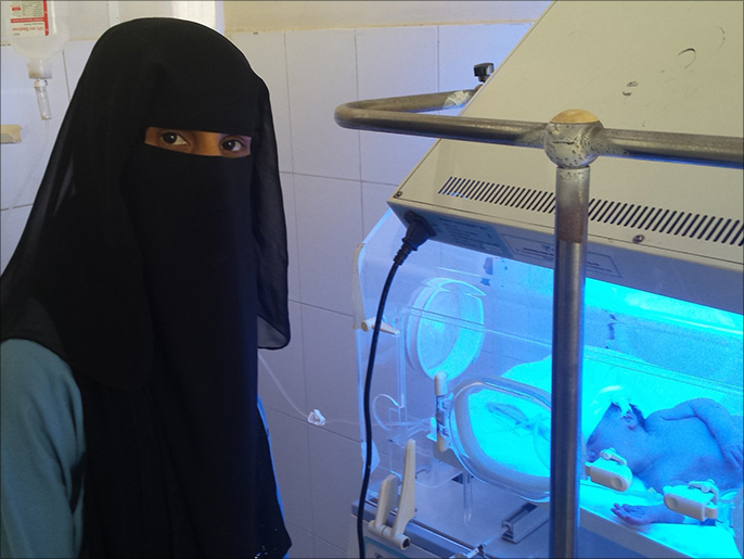‪الطبيبة رانيا محمد تتحدث عن محدودية أجهزة الحاضنات والتدفئة وانعدام الأكسجين في مستشفيات تعز‬ (الجزيرة)