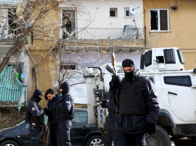 Turkish police stand guard near a police station, which was targeted by a truck bomb attack, in Cinar in the southeastern city of Diyarbakir, Turkey, January 14, 2016. Kurdish militants launched the truck bomb attack on the police station in southeast Turkey overnight, killing six people and wounding 39 in one of the biggest strikes since conflict flared in the region last July, security officials said on Thursday. REUTERS/Sertac Kayar